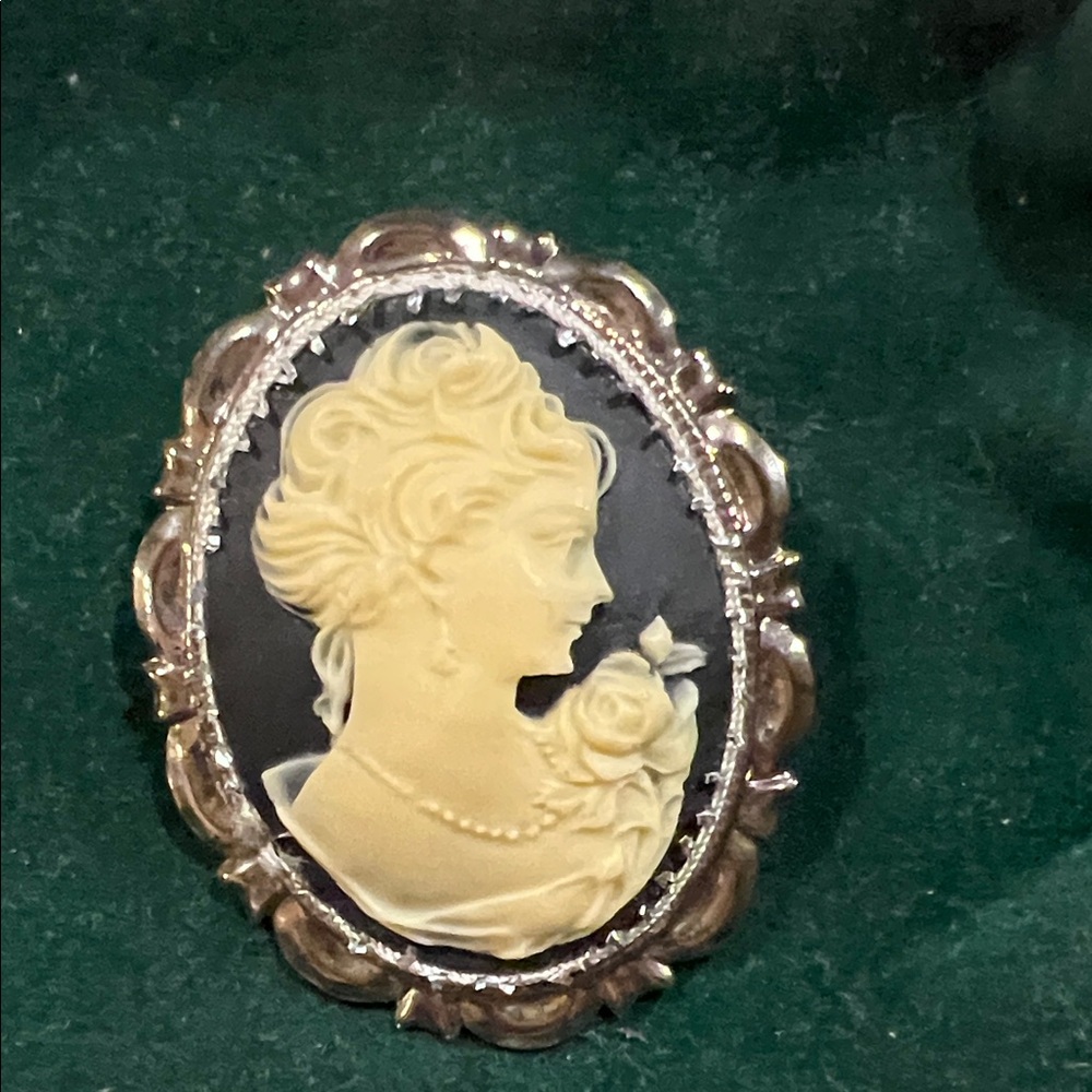 Vintage- Black and Cream Cameo Brooch Pendant